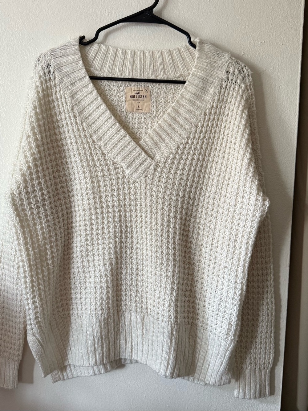 Hollister Women's Cream V‑Neck Waffle Knit Sweater